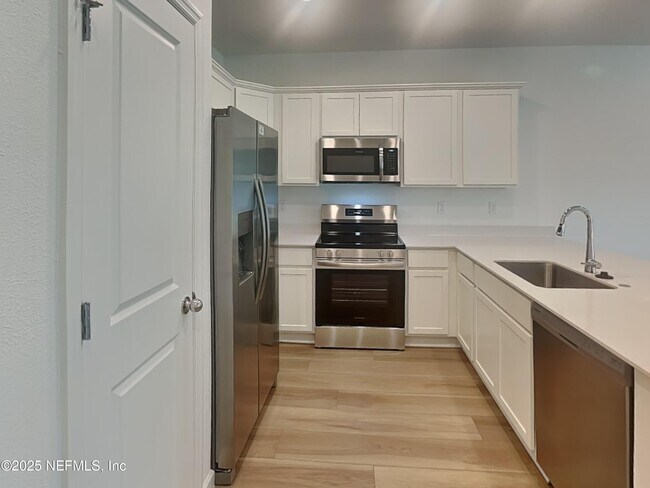 Building Photo - 622 Holly Lks Dr
