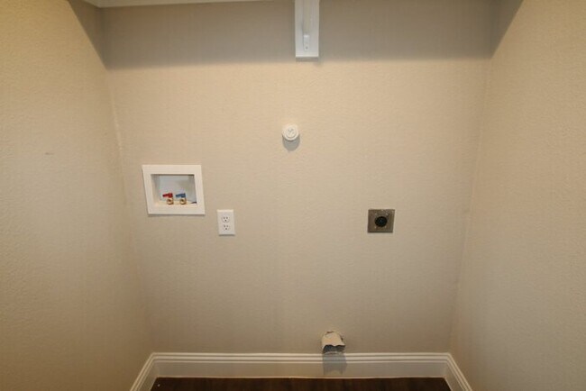 Building Photo - SENSATIONAL 3/2/ Duplex Home Coming Soon i...