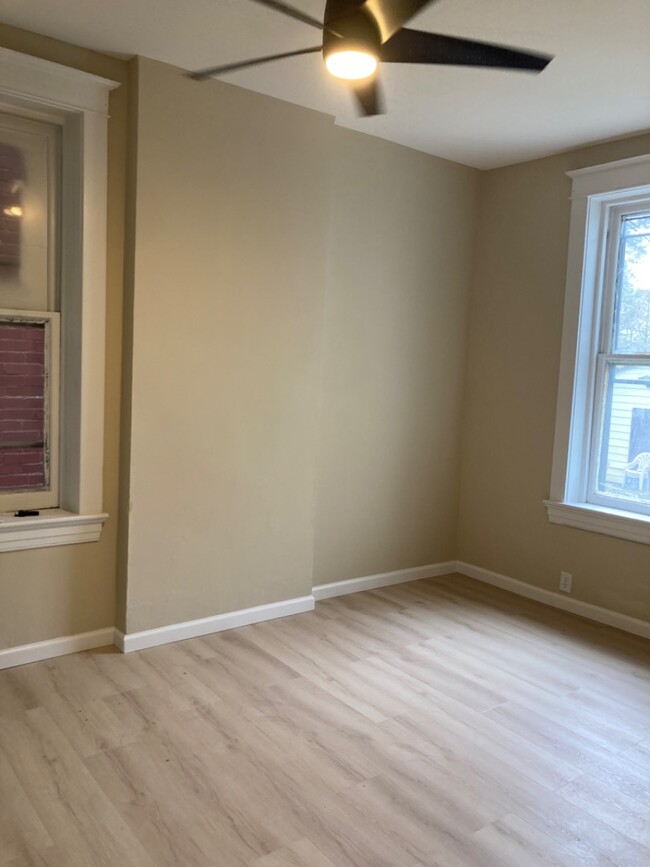 Building Photo - Spacious, renovated apartment in Carondelet!