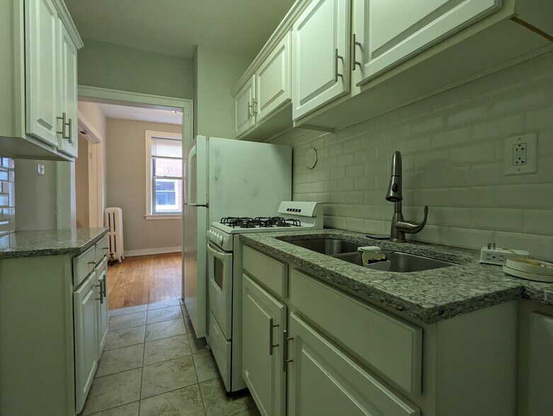 Building Photo - 546 W Surf St