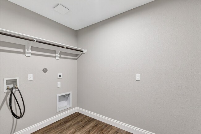 Building Photo - 214 Kickapoo Dr