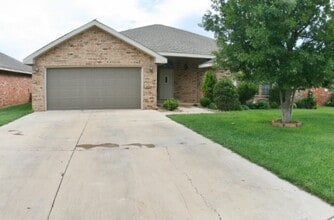 Building Photo - Wow 4 Big Bedrooms,  Pets Welcome, Great Location.