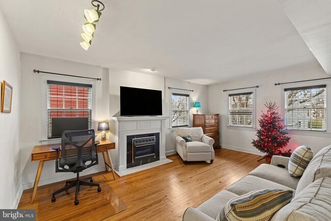 Building Photo - 810 Queen St