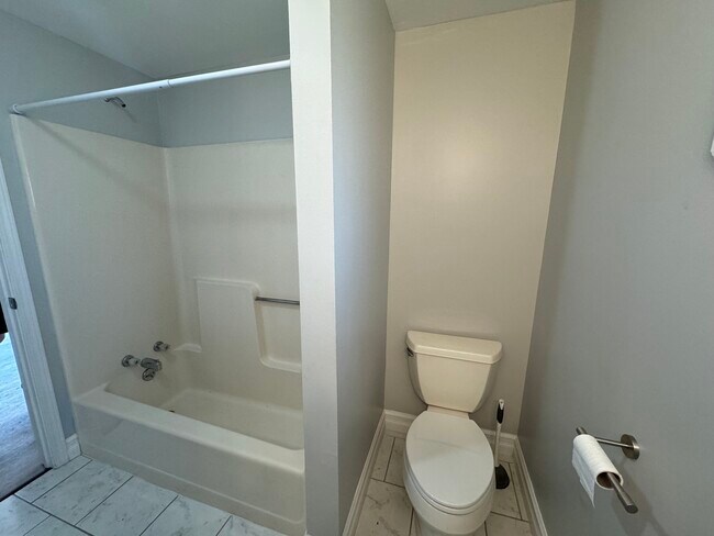 Building Photo - 285 1/2 Walnut St