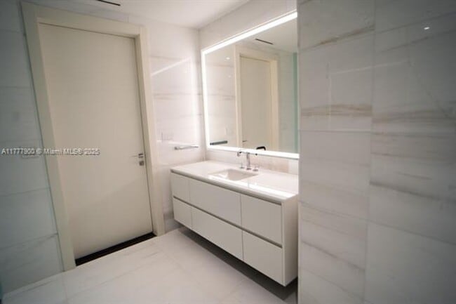 Building Photo - 300 Biscayne Blvd Way