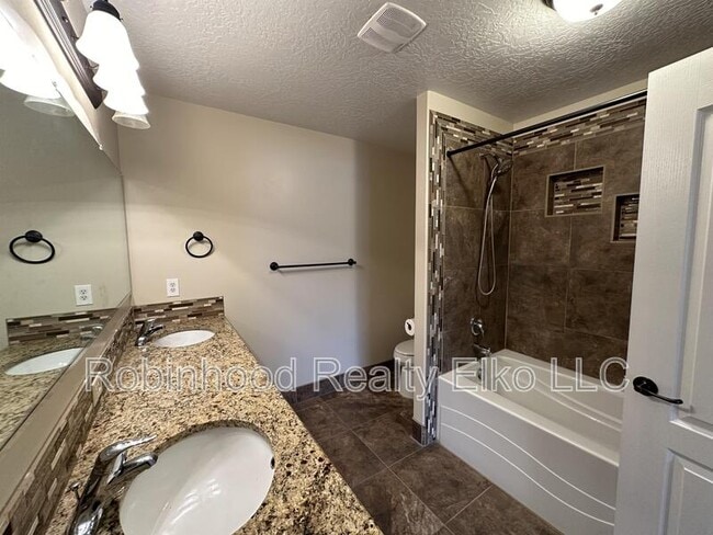Building Photo - 963 Alpine Dr