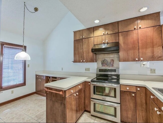 Building Photo - 3 BR/2.5 BA Townhome in Myers Park!