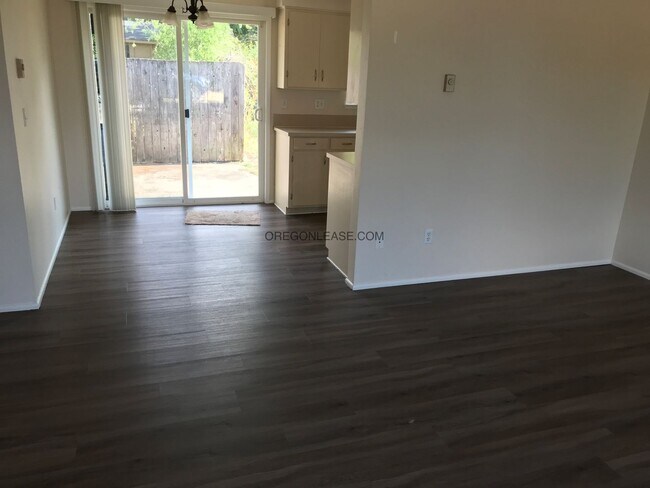 Building Photo - 2 bedroom West Eugene Duplex