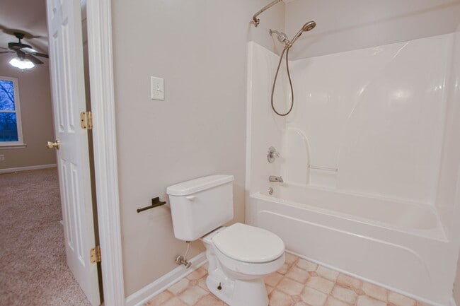 Building Photo - Pet Friendly Four Bedroom!