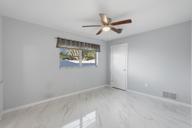 Building Photo - 725 Patricia Ave