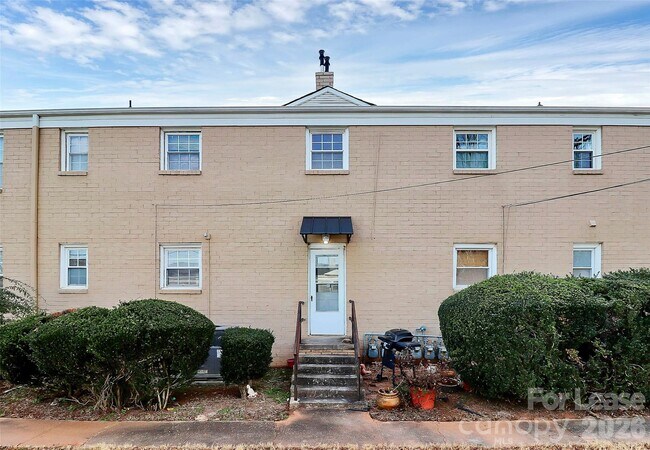 Building Photo - 540 Wakefield Dr