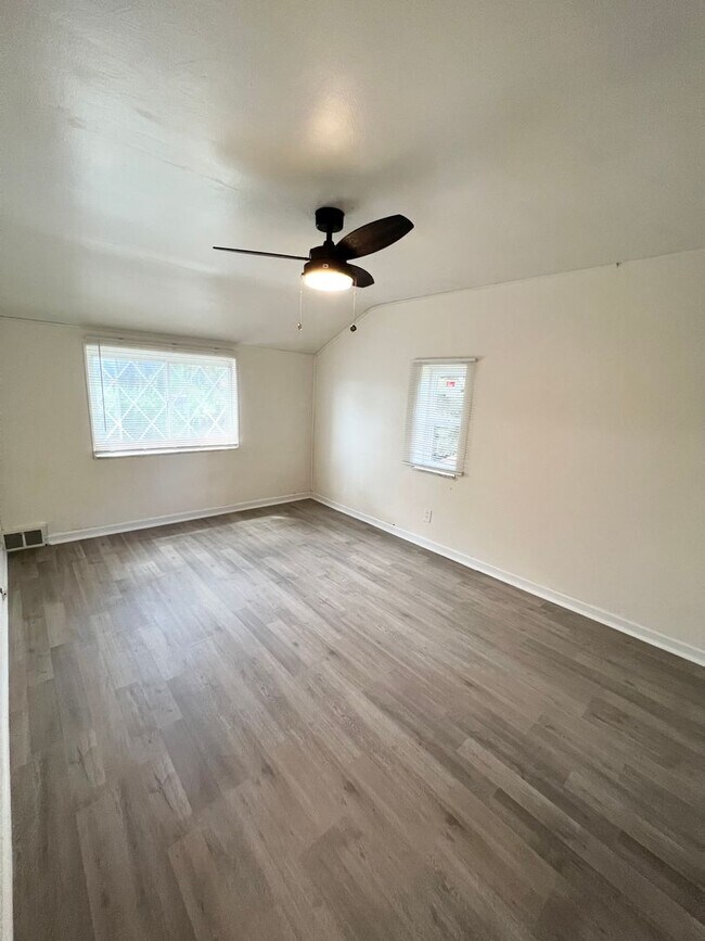 Building Photo - Updated 3 Bed, 1 Bath in Verona- Central Air and Huge Kitchen!!
