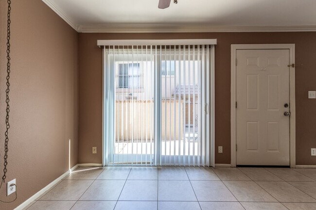 Building Photo - Charming 2-Bed Townhome with Community Poo...