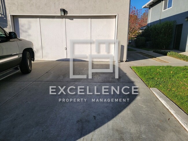 Building Photo - 2/1 Townhouse - Updated Kitchen, Community Pool, Storage, One Side of 2 Car Garage (For Storage)