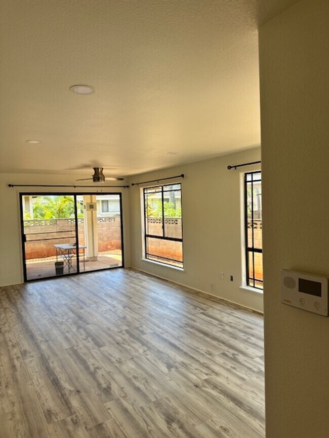 Building Photo - Royal Kunia 5 Bed 3 Bath 2 Car Garage