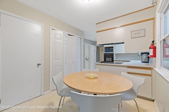 Building Photo - 2 Karen Ct