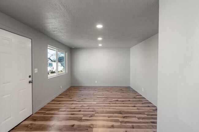 Building Photo - 1028 W 11th St