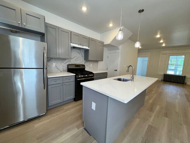 Building Photo - Remodeled 3bd/1.5 House with Rear yard!! S...