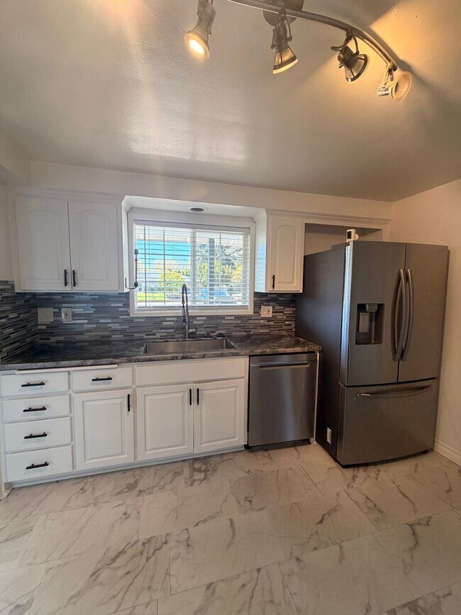 Building Photo - 4-Bedroom 4-Bathroom home with attached Studio apartment