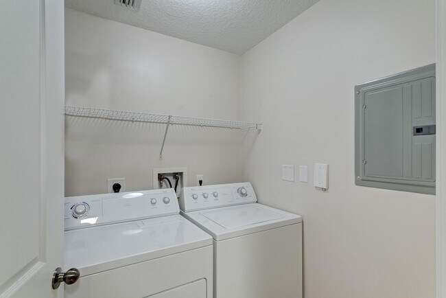 Building Photo - 9303 Myrtlewood Cir W
