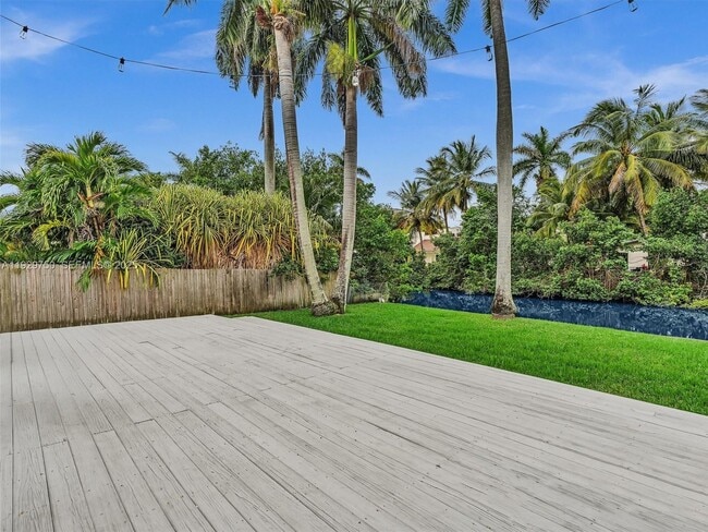 Building Photo - 20120 NE 25th Ct