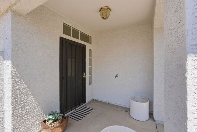 Building Photo - 4 Bed 2 Bath House with a pool!