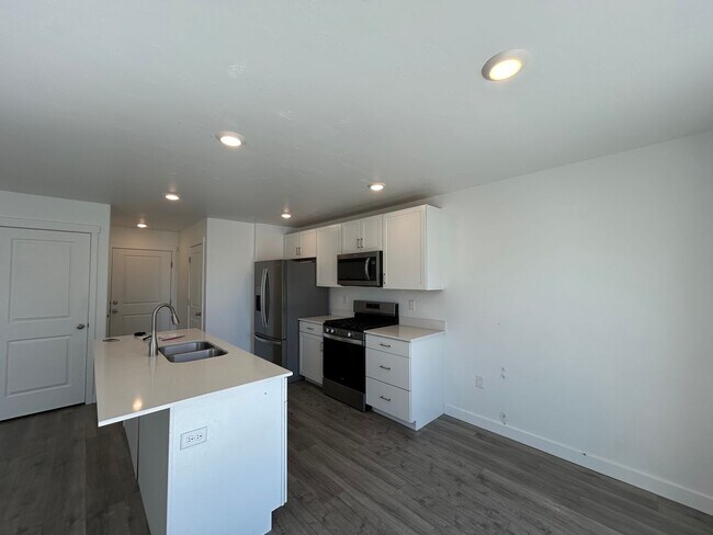 Building Photo - 3 Bedroom 2.5 Bathroom Townhouse in Eagle Mountain!