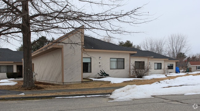 Primary Photo - Lisbon Village Apartments