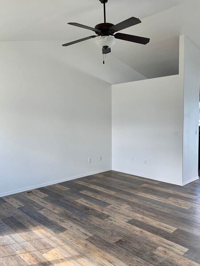 Building Photo - Beautiful 3 bedroom 2 bath home in Post Falls.