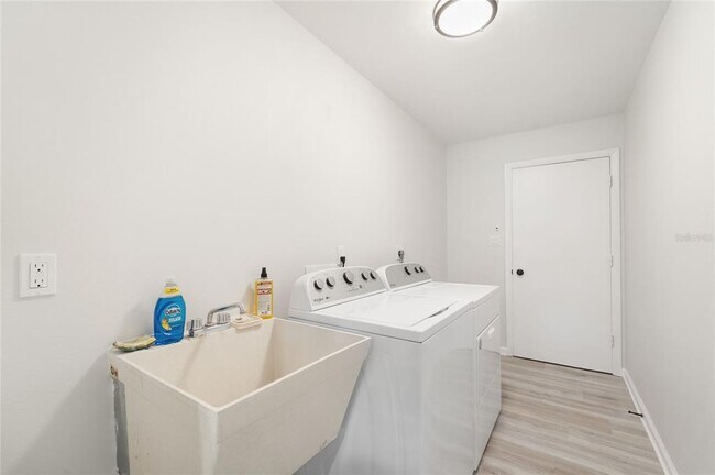 Building Photo - 5689 Evergreen Dr