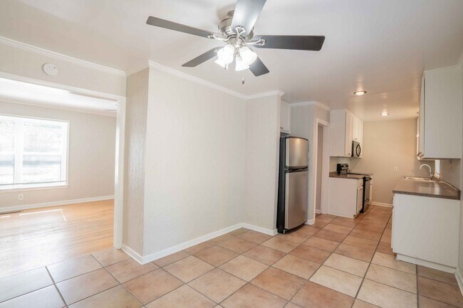 Building Photo - 3 Bed | 2 Bath in Midtown!