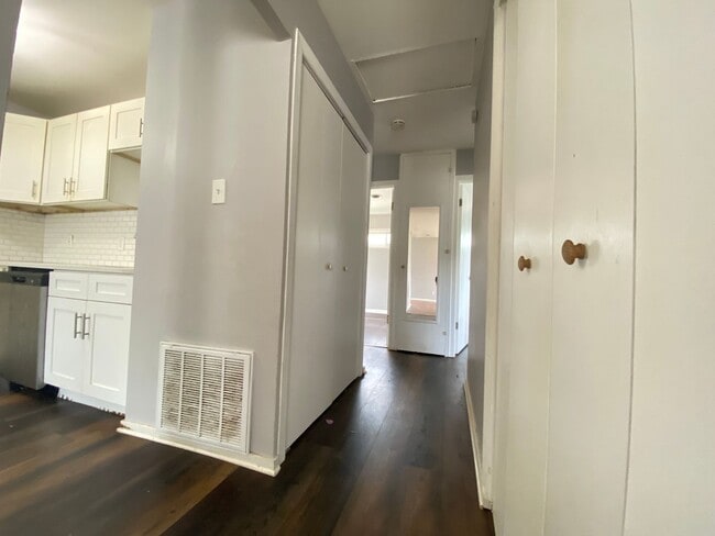 Building Photo - 3 Bedroom Home With Central Air