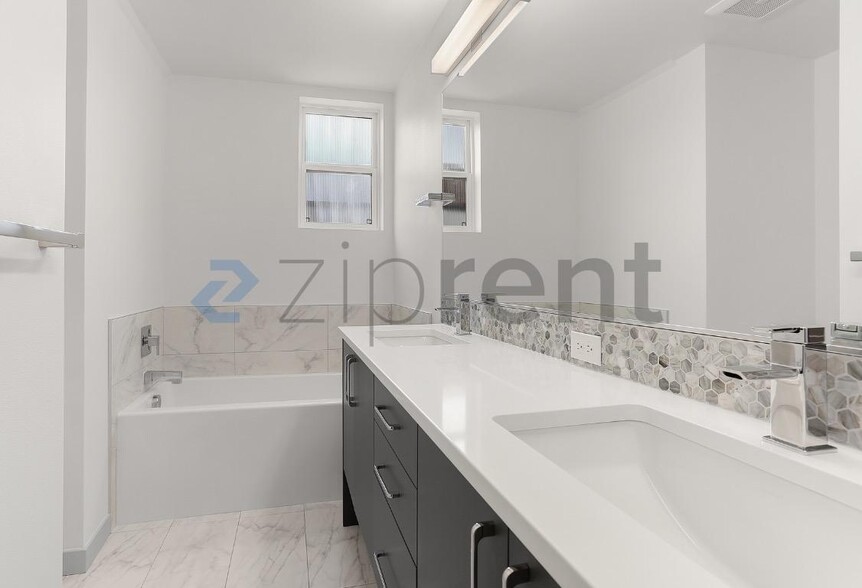 Building Photo - Unit C