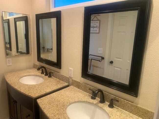 Building Photo - Wonderful East Ventura 4 Bedroom 2.5 Bath Home