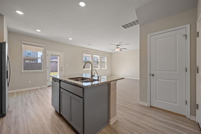 Building Photo - 529 View Dr