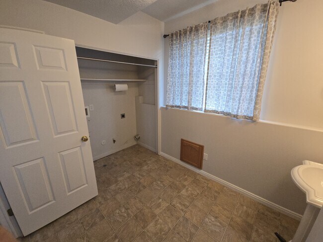 Building Photo - 1361 N 325 E