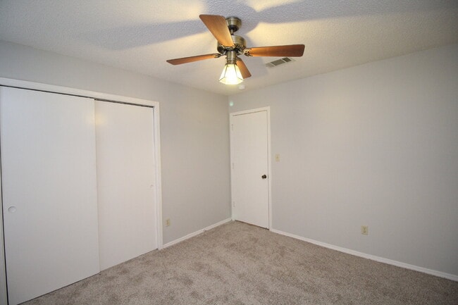 Building Photo - Spacious 3BR/2BA Gulf Breeze Home with Vau...