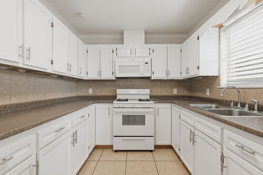 Building Photo - 711 Cisneros St