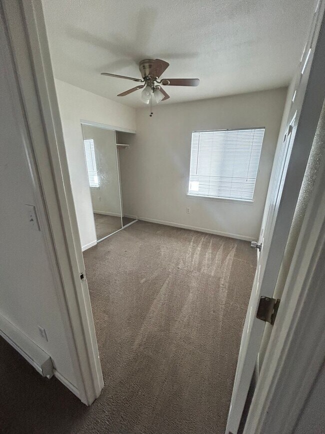 Building Photo - 700-704 S Columbus Triplex - Martin