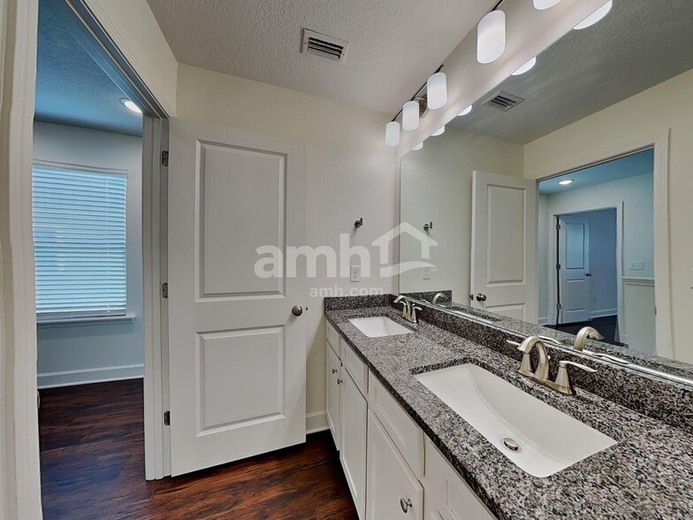 Building Photo - 1010 Tan Tara Trl