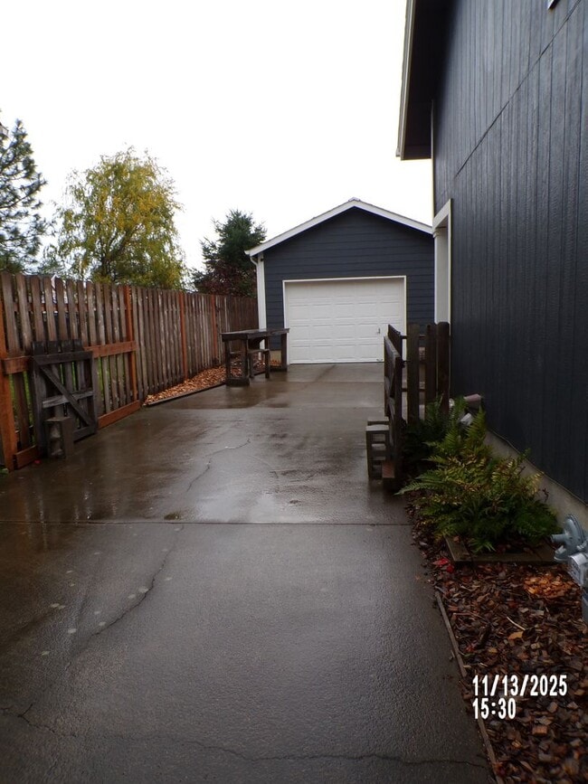 Building Photo - Charming house close to parks