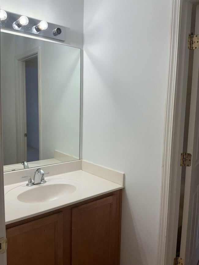 Building Photo - Move-In Ready 2-Bedroom Townhouse in the H...