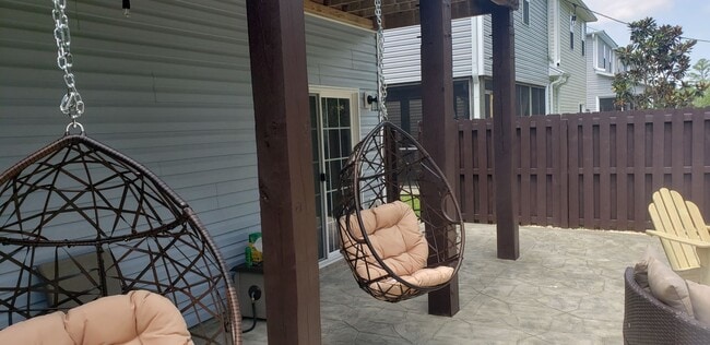 Building Photo - Beautiful Townhome with BEACH Convenience!