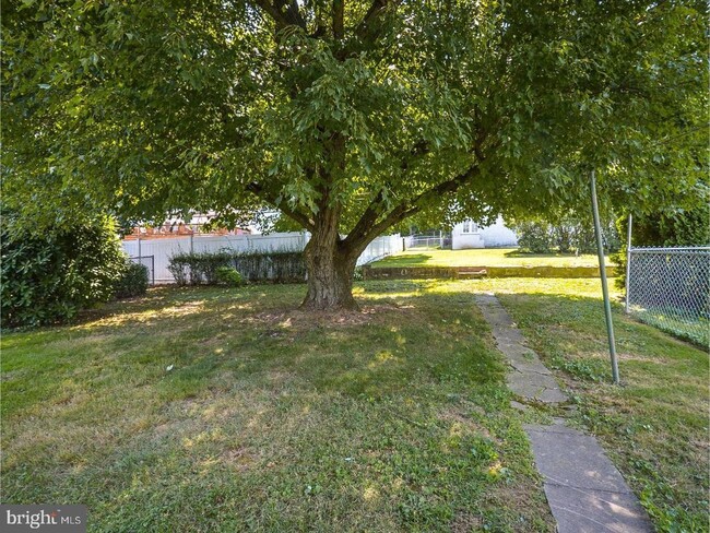 Building Photo - 3804 Louanna Ave