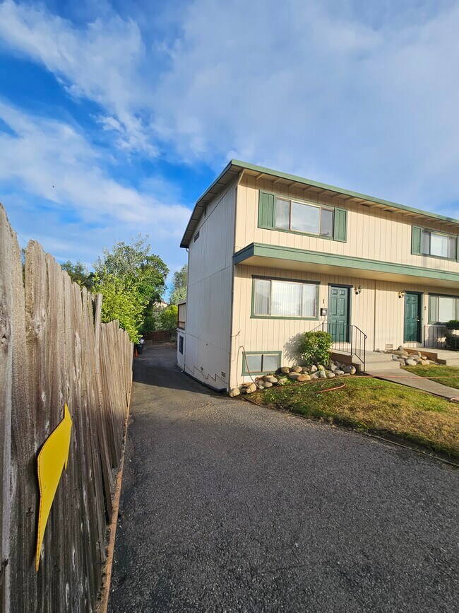 Building Photo - 131 Knoll St