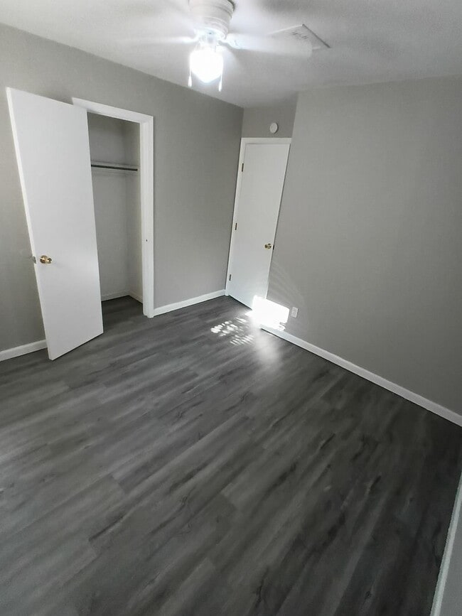 Building Photo - Wonderful Kitchen! New flooring!