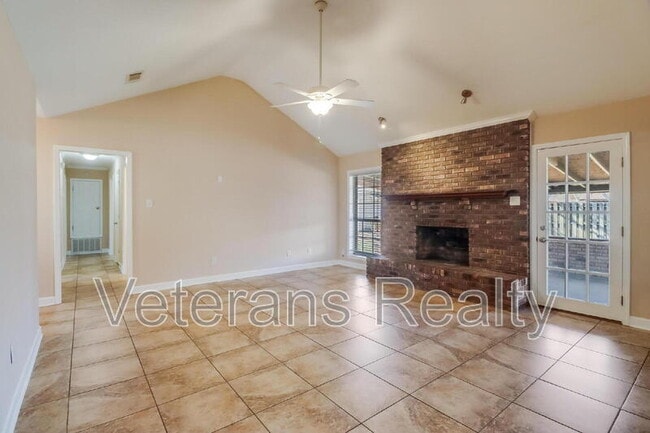 Building Photo - 2135 Baywood Dr