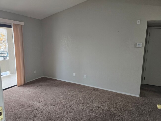 Building Photo - ***GREAT 1 BEDROOM/ 1 BATH CONDO ON SECOND...