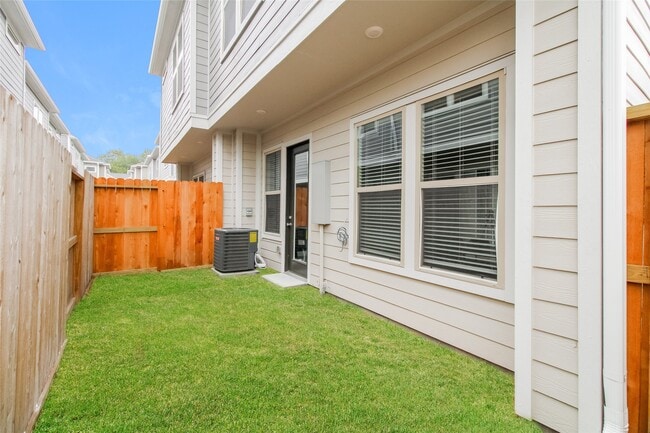Building Photo - 5116 Royal Heath Dr