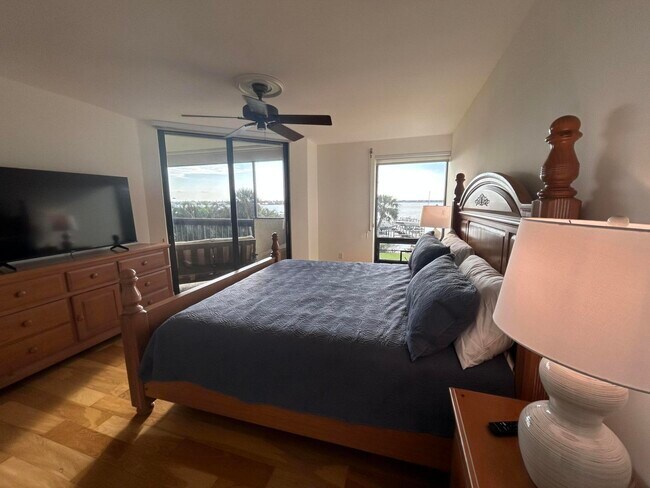 Building Photo - 625 NW North River Dr